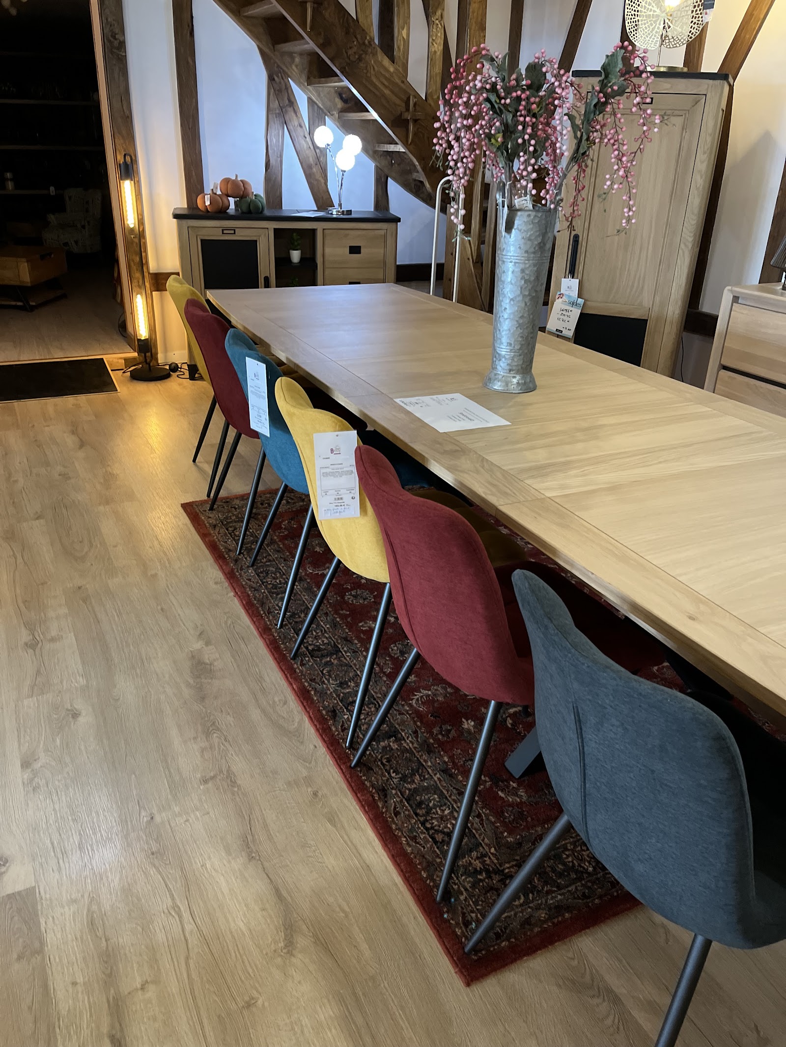 Table de salle à manger en bois massif et chaises colorées, fabriquées par Menuiserie Bellay