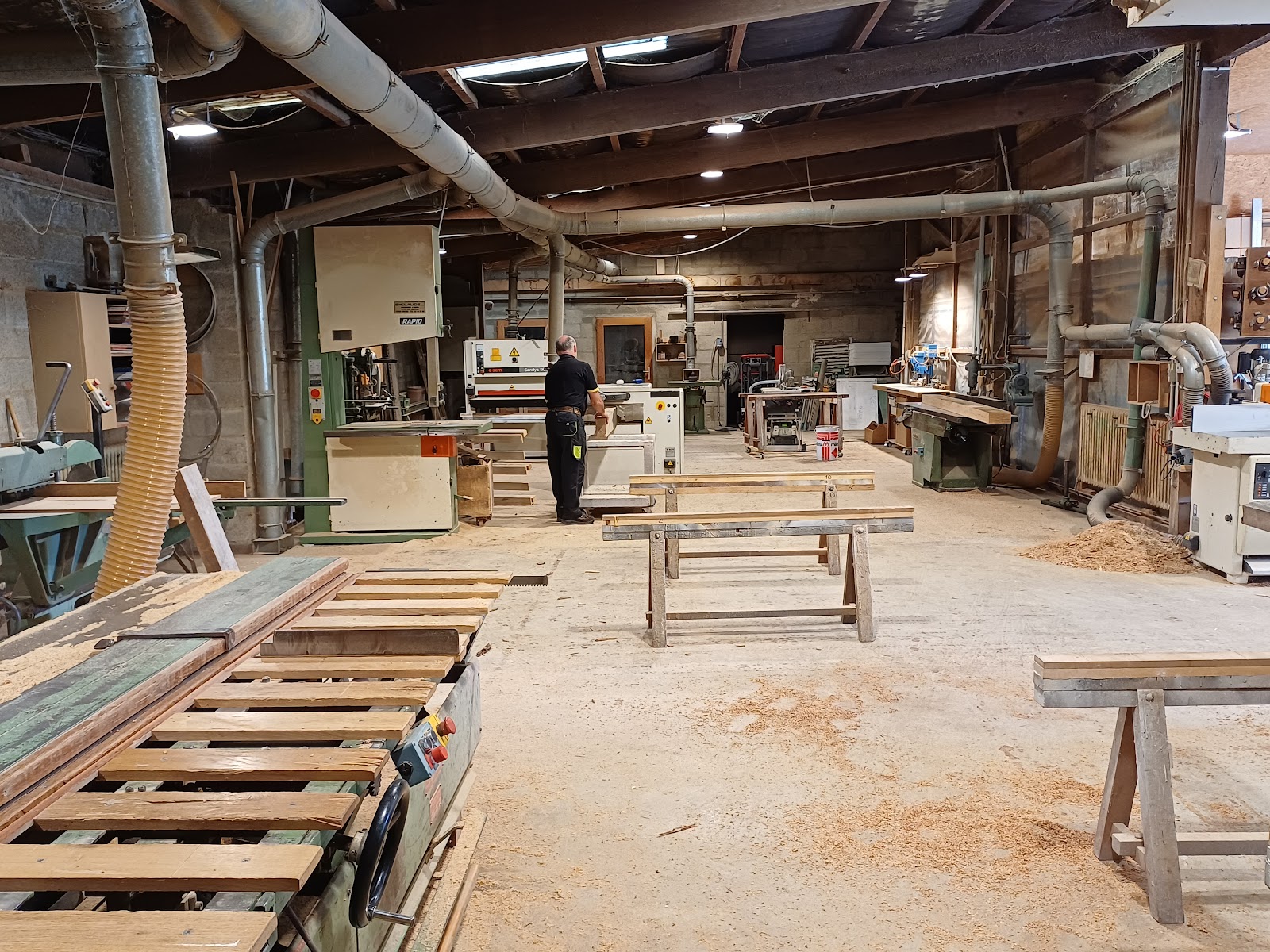 Travail du bois au sein de l'atelier de menuiserie Bellay